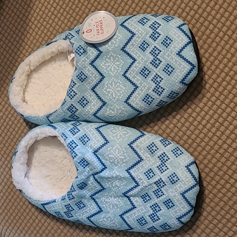 New with tags! Womens Small Medium blue and white faux fur slippers